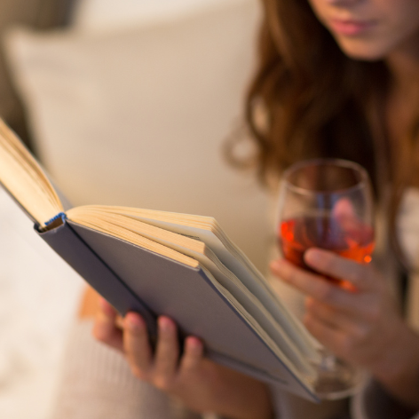 Čtení v angličtině – student čte anglickou knihu